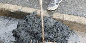 PROTEJAȚI CANALIZAREA! NU ARUNCAȚI ÎN CANALIZARE șervețele umede, articole de igienă personală, lenjerie intimă, carton sau plastic…