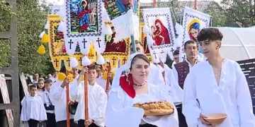 Preasfințitul Părinte Iustin a târnosit biserica Parohiei „Sfânta Treime” din Săcel