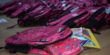 Programul „Primul ghiozdan”. 321 de copii sigheteni din clasa pregătitoare încep școala cu ghiozdane noi