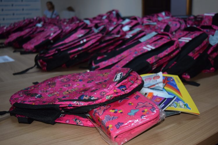 Programul „Primul ghiozdan”. 321 de copii sigheteni din clasa pregătitoare încep școala cu ghiozdane noi