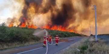 Trafic blocat pe DN 1C din cauza incendiului din Lăpușel