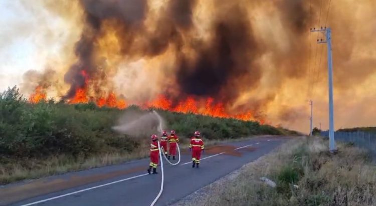 Trafic blocat pe DN 1C din cauza incendiului din Lăpușel