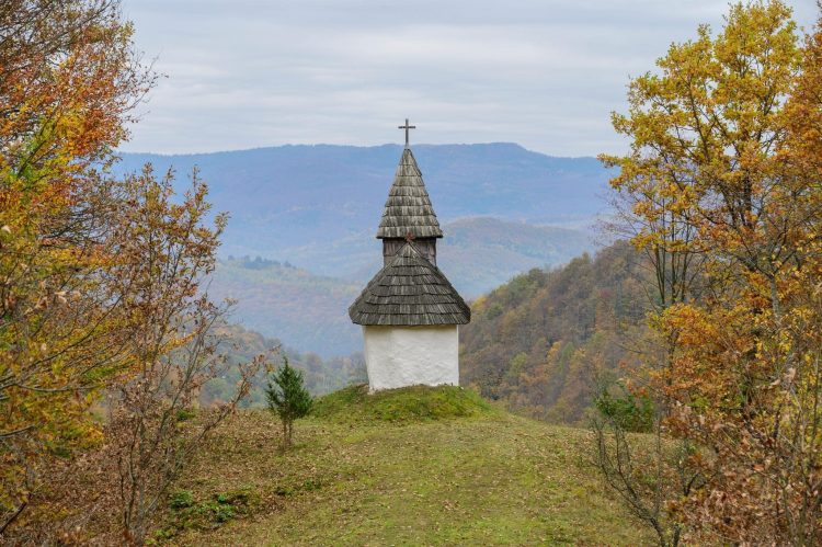 Cea mai mică biserică din Maramureș – Chilia lui Nuțu din Bârsana