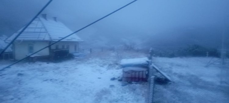 Ninge în Maramureș. Stratul de zăpadă s-a depus la Stația Iezer