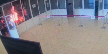 Atac la Palatul Parlamentului. Un bărbat a intrat în curtea Camerei Deputaţilor şi a aruncat cu benzină în zona vizitatorilor