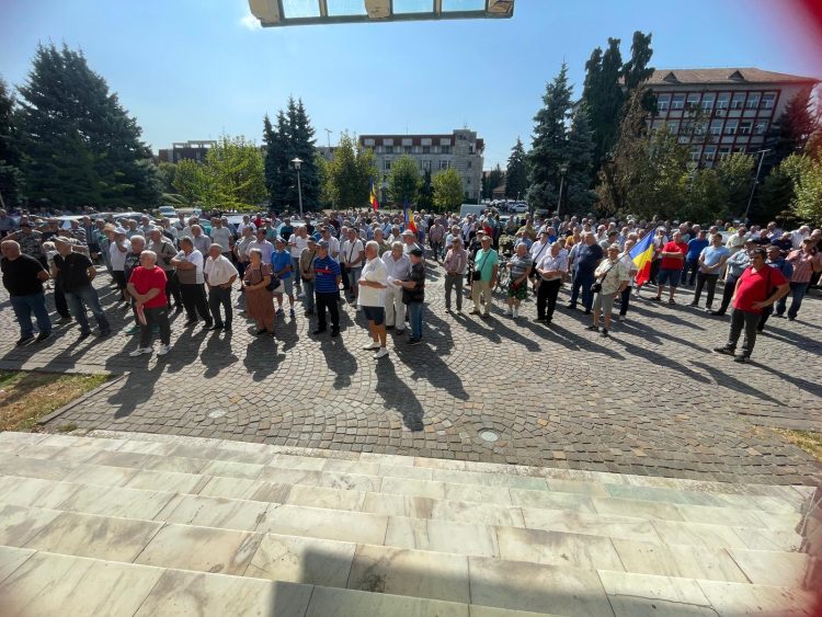 Peste 1000 de mineri au protestat în fața Prefecturii din Baia Mare