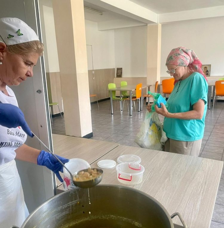 Aproape 100 de băimăreni primesc zilnic hrană caldă la Cantina Socială