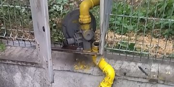 Accident în Baia Mare. Un șofer s-a izbit cu mașina de o conductă de gaz, pe care a rupt-o