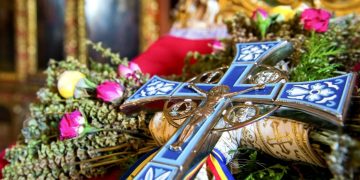 Azi prăznuim  Înălţarea Sfintei Cruci, singura sărbătoare în care se ţine post aspru