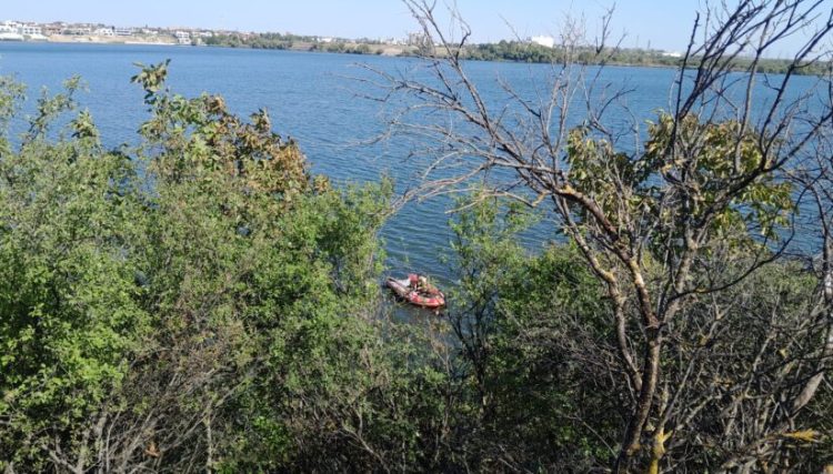 Un tânăr de 25 de ani a murit, după ce a căzut cu maşina în lacul Pantelimon. Şoferul nu avea permis