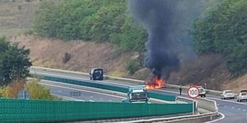 Mașină în flăcări pe Autostrada Transilvania – Traficul a fost restricționat