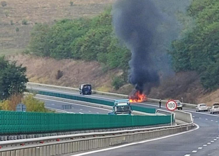 Mașină în flăcări pe Autostrada Transilvania – Traficul a fost restricționat