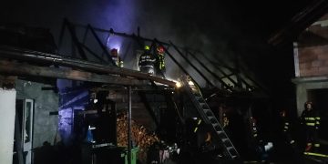 Incendiu violent la o casă din Poienile de Sub Munte. O femeie de 60 de ani a suferit arsuri pe mai bine de jumătate din suprafața corpului (foto)