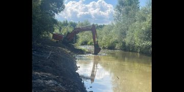 Lucrări de decolmatare și reprofilare a albiei râului Mara, în localitatea Vadu Izei