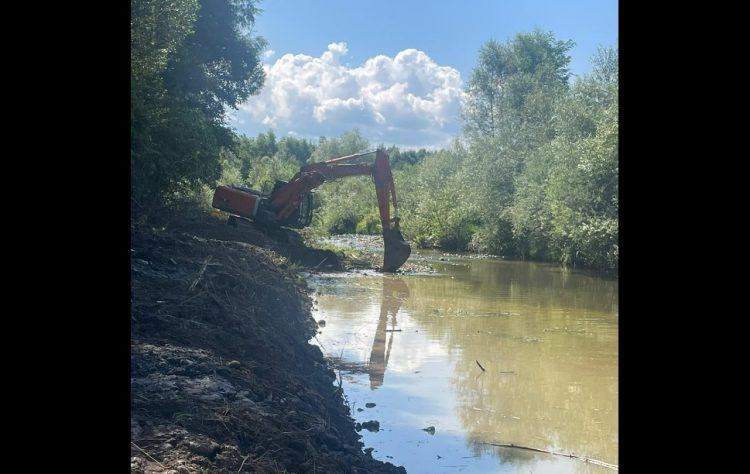 Lucrări de decolmatare și reprofilare a albiei râului Mara, în localitatea Vadu Izei