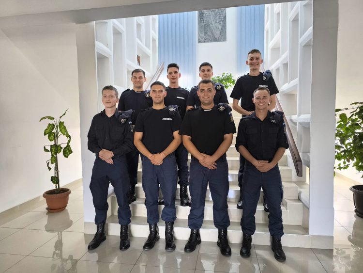 Opt elevi ai Școlilor Militare de Subofițeri de Jandarmi de la Fălticeni și Drăgășani fac practică la Jandarmeria Maramureș