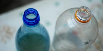 Polițist acuzat că ar fi luat șpagă mai multe sticle cu țuică pentru a mușamaliza o tentativă de omor