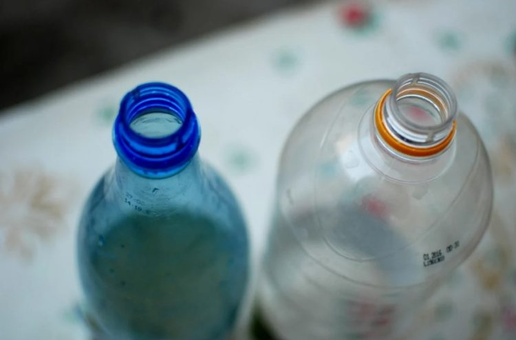 Polițist acuzat că ar fi luat șpagă mai multe sticle cu țuică pentru a mușamaliza o tentativă de omor