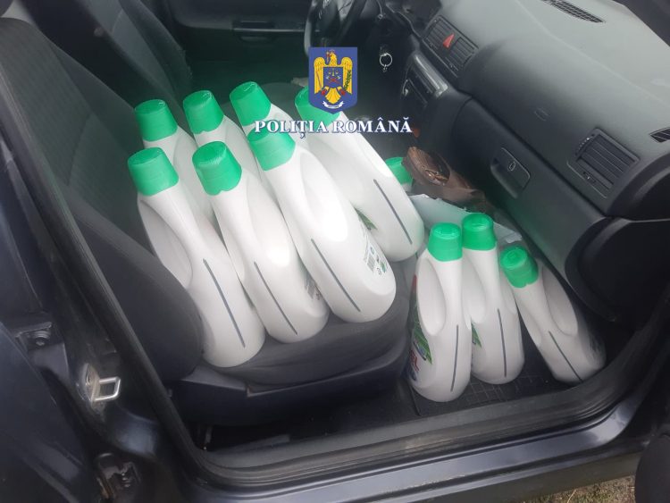 Peste 500 l de detergent susceptibil a fi contrafăcut ridicați de polițiști în Seini