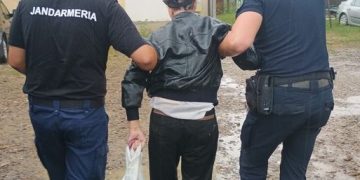 Un bărbat neputincios, căzut în parcul din Târgu Lăpuș, ajutat de jandarmi