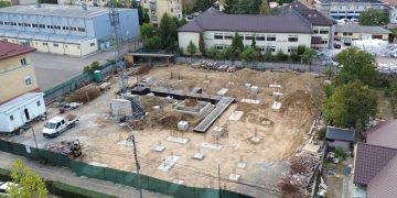 Răsar blocuri între case și primarul se piaptănă. „Școlile le desființăm!”