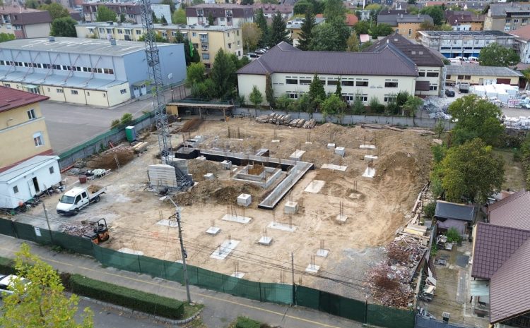 Răsar blocuri între case și primarul se piaptănă. „Școlile le desființăm!”