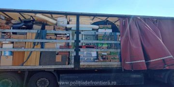 Încă un automarfar cu 17 tone de deşeuri, oprit la intrarea în ţară