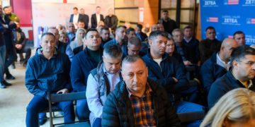 Cei din sală au priviri ciudate de care se pot speria alegătorii…