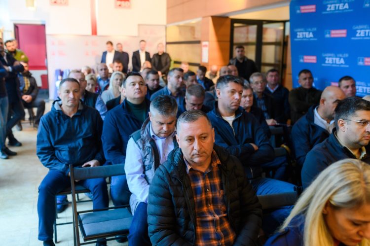 Cei din sală au priviri ciudate de care se pot speria alegătorii…