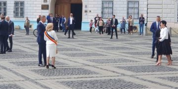 Omul care face tot ce poftește! Și-a decorat liceul unde are postul de profesor blocat de 27 de ani! N-a uitat nici de soție…