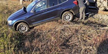 Trenul Cluj Napoca – Baia Mare a lovit un BMW blocat pe șine