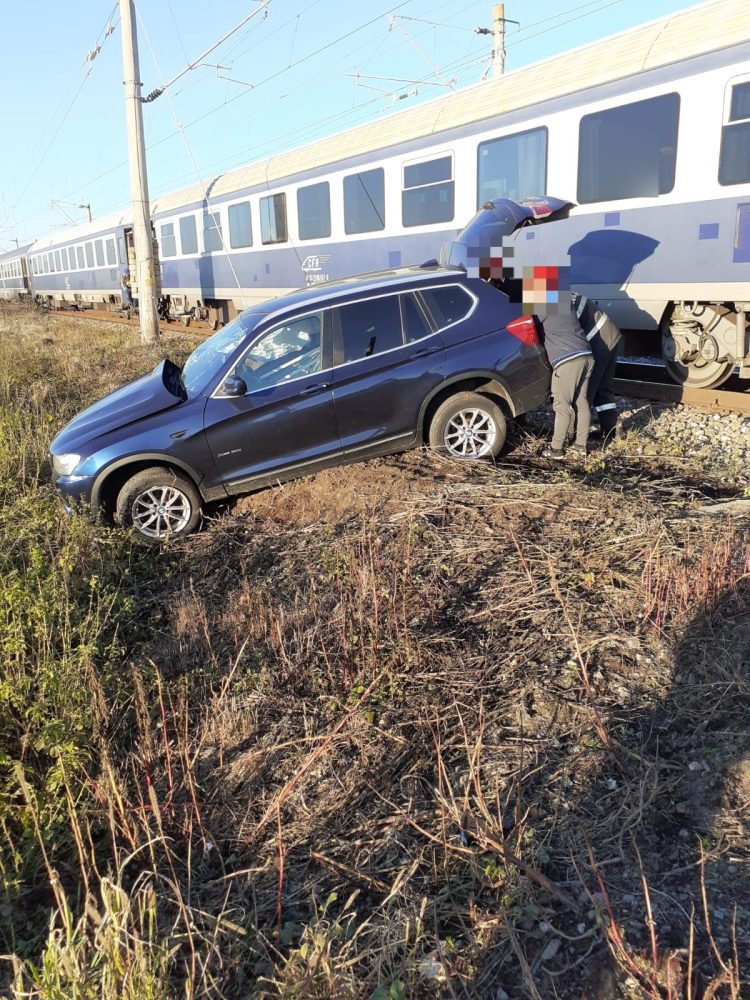Trenul Cluj Napoca – Baia Mare a lovit un BMW blocat pe șine