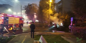 Incendiu în Baia Mare! Un autoturism a luat foc. VIDEO