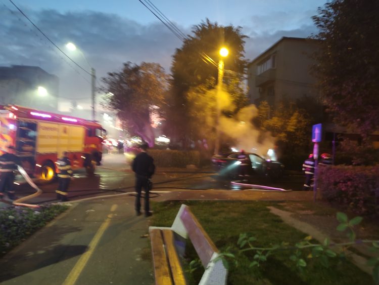 Incendiu în Baia Mare! Un autoturism a luat foc. VIDEO