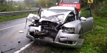 Impact între un autocamion și un autoturism la Teceu Mic – foto