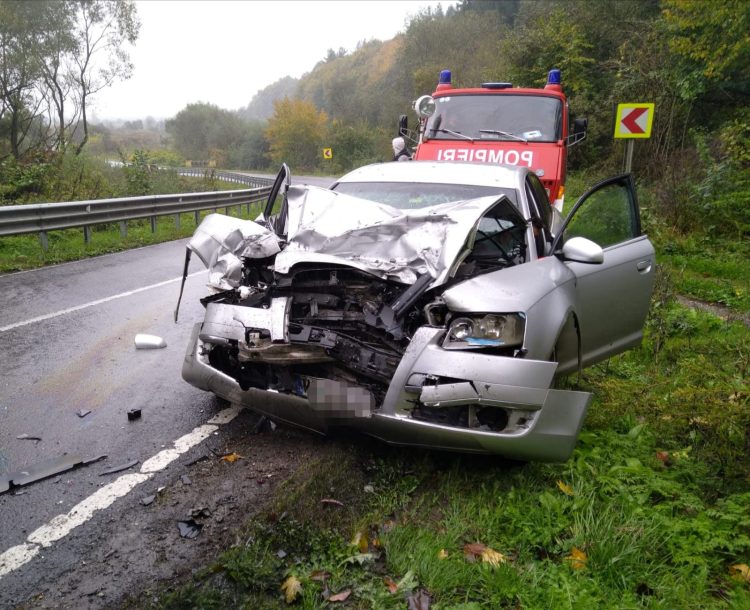 Impact între un autocamion și un autoturism la Teceu Mic – foto