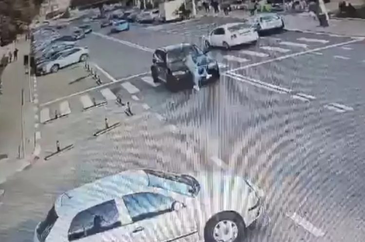 O nouă metodă de înșelăciune. Se aruncă intenționat în fața mașinilor pentru despăgubiri