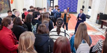 Brian Cristian, gazda elevilor de la CN Dragoș Vodă Sighetu Marmației care au vizitat Parlamentul