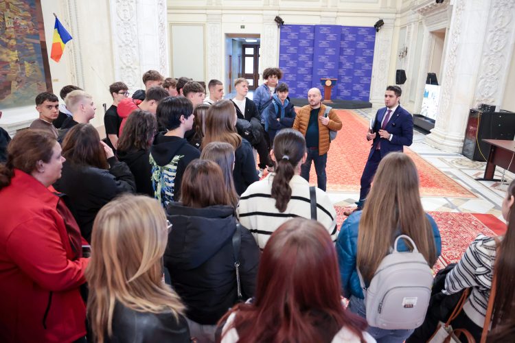 Brian Cristian, gazda elevilor de la CN Dragoș Vodă Sighetu Marmației care au vizitat Parlamentul