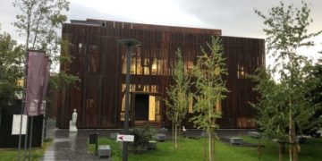 Pardon, mon cher! Excelența laudei și mizeriei sunt aduse la rang de artă în Baia Mare