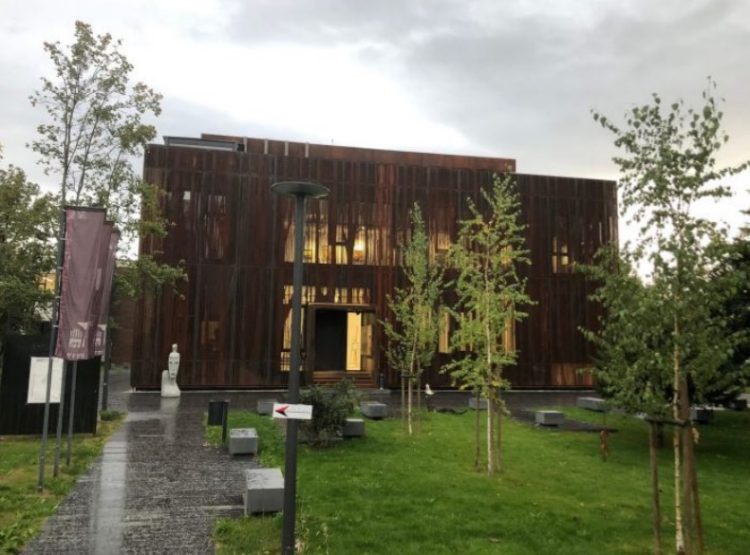 Pardon, mon cher! Excelența laudei și mizeriei sunt aduse la rang de artă în Baia Mare