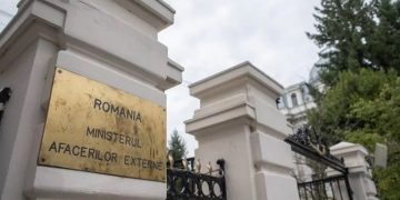 O contabilă de la MAE e acuzată că timp de 12 ani a virat salarii iubitului ei și fiului acestuia