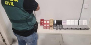 Un român de 33 de ani a furat parfumuri de 3.200 de euro în aeroportul din Palma