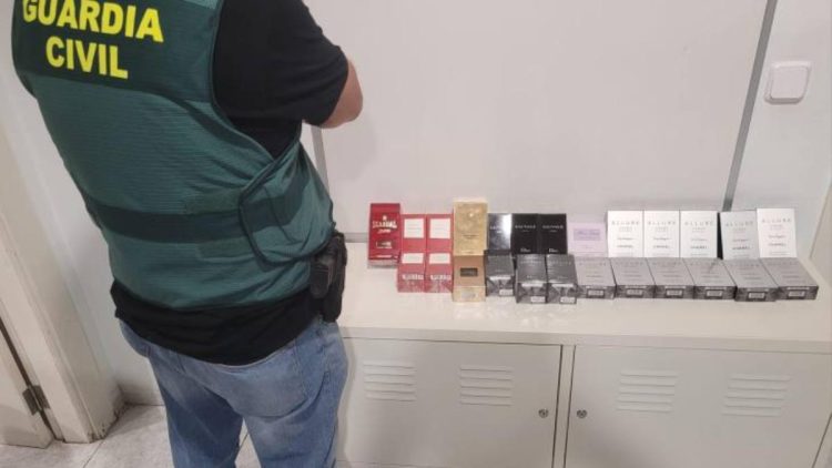 Un român de 33 de ani a furat parfumuri de 3.200 de euro în aeroportul din Palma