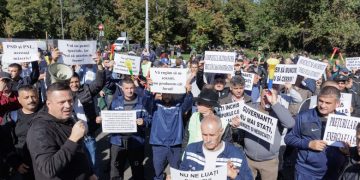 Sute de mineri protestează la Palatul Victoria. Ei amenință că vor intra în grevă