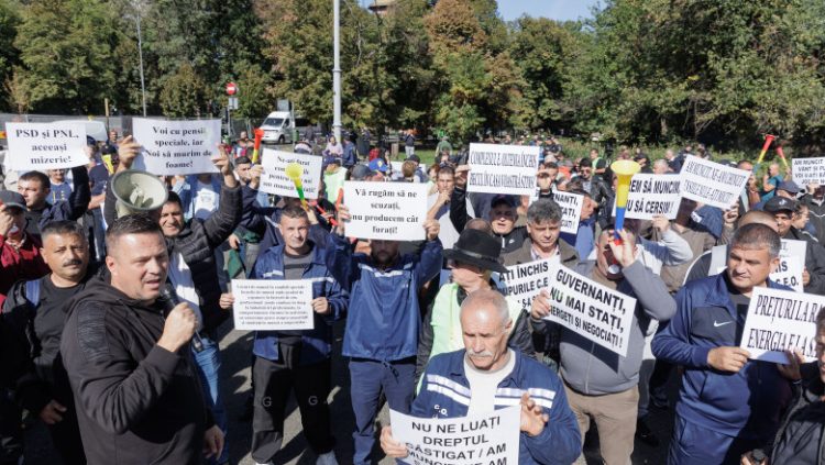 Sute de mineri protestează la Palatul Victoria. Ei amenință că vor intra în grevă
