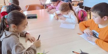 Activități creative cu copiii la Centrul Multifuncțional Romanii