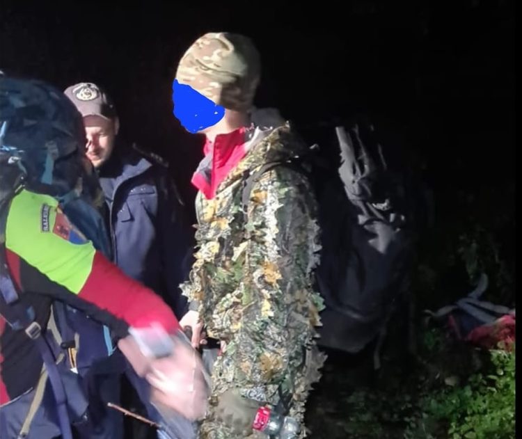 Doi tineri ucraineni rătăciţi în munţi, găsiţi după 6 ore de căutări de salvamontişti şi poliţişti de frontieră