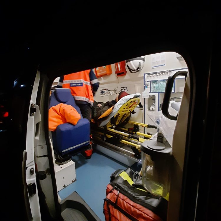 Încă un ucrainean rătăcit în Munții Maramureșului și în hipotermie a fost coborât de salvamontiști