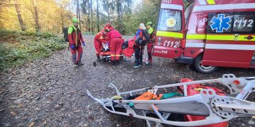 Salvatorii montani au coborât din zona Valea Romană o femeie care a suferit un traumatism la picior